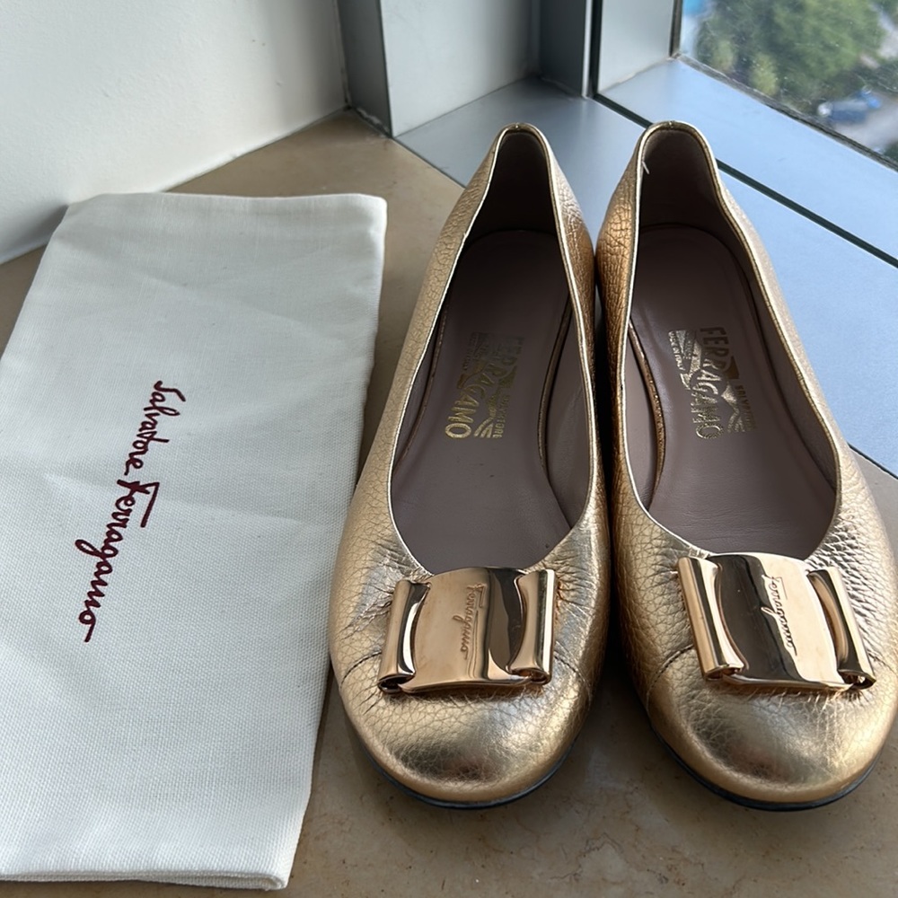 Salvatore Ferragamo gold flats 7.5D